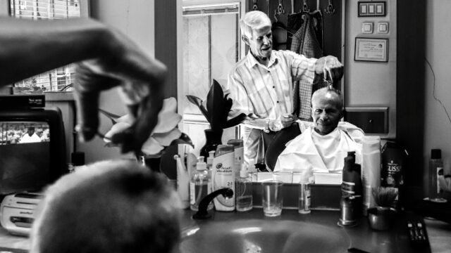 A classic barbershop setting captured in black and white in Bursa, Türkiye.